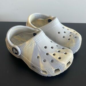 KIDS' CLASSIC MARBLED CROCS